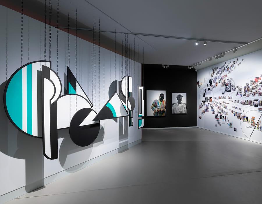 v.l.n.r.: Hanging Installation with Turquoise Accents #02 (Version 2.0) van Aileen Middel (Alias Mick La Rock, Alias Mickey), bruikleen kunstenaar, Christopher Wallace (Biggie) en Tupac Shakur van Dana Lixenberg, met dank aan de kunstenaar en GRIMM Amsterdam | London | New York en Tupac Biggie van Dana Lixenberg & Linda van Deursen, met dank aan ROMA Publications & Patta. Foto: Heinz Aebi.