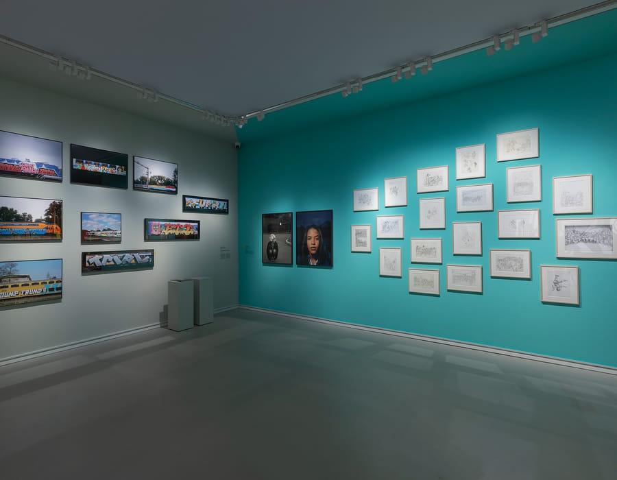 v.l.n.r.: Repainting Subway Art van Tripl A.K.A. Furious, bruikleen kunstenaar, Kimberly Denise Jones (Lil' Kim) en Aaliyah Dana Haughton (Aaliyah) van Dana Lixenberg, met dank aan de kunstenaar en GRIMM Amsterdam | London | New York en Tekeningen gemaakt voor Battle of the Year van Mode2, bruikleen kunstenaar. Foto: Heinz Aebi.