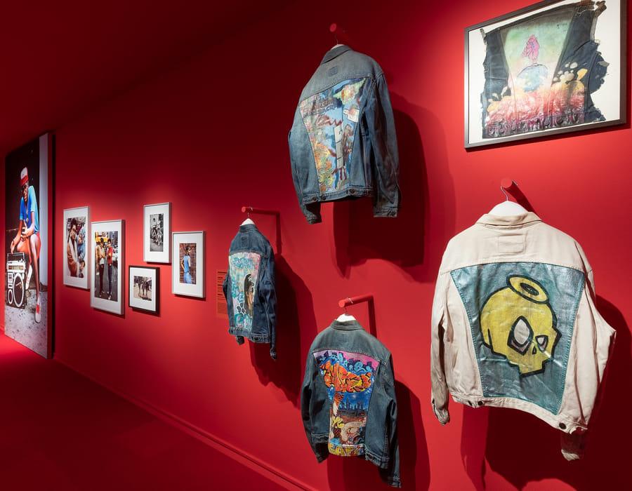 V.l.n.r: Foto’s van Jamel Shabazz. Bruikleen Galerie Bene Taschen, Keulen en verschillende vintages backpieces, bruikleen Dutch Graffiti Library. Foto: Heinz Aebi.”