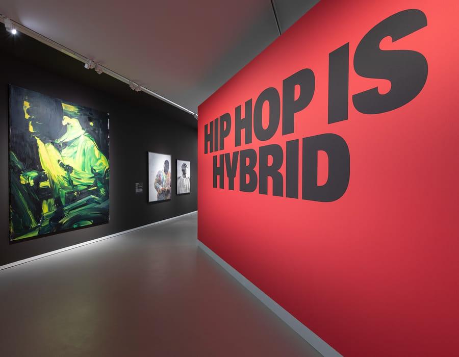 v.l.n.r.: Zonder titel van Erik van Lieshout, collectie Boijmans van Beuningen, Rotterdam, Christopher Wallace (Biggie) en Tupac Shakur van Dana Lixenberg, met dank aan de kunstenaar en GRIMM Amsterdam | London | New York. Foto: Heinz Aebi.