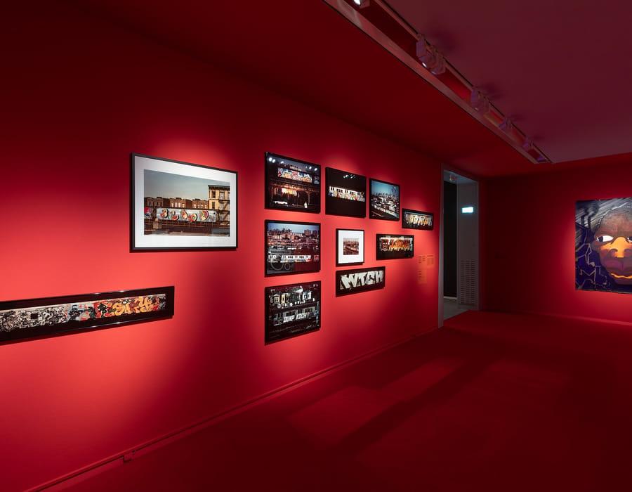 v.l.n.r.: Foto’s van Henry Cooper en Martha Chalfant, collectie Groninger Museum en Black Man in Black Harlem van Lee Quiñones, bruikleen Martijn en Jeanette Sanders, Amsterdam. Foto: Heinz Aebi.