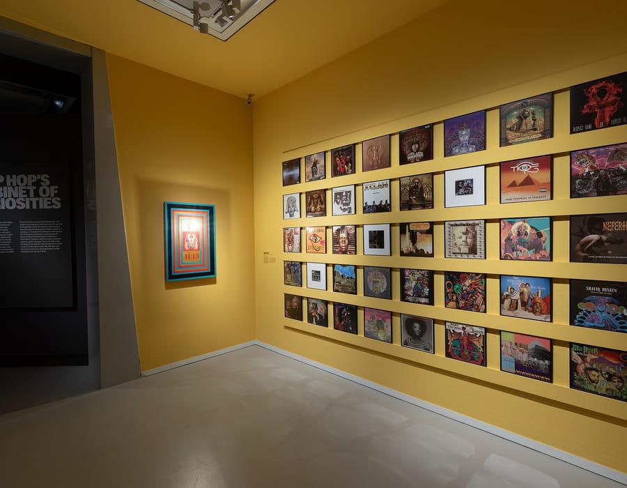 v.l.n.r.: KM van Hamilton Chango Harris, bruikleen kunstenaar en 40 Kemet-gerelateerde LP-hoezen, bruikleen Rijksmuseum van Oudheden. Foto: Heinz Aebi.