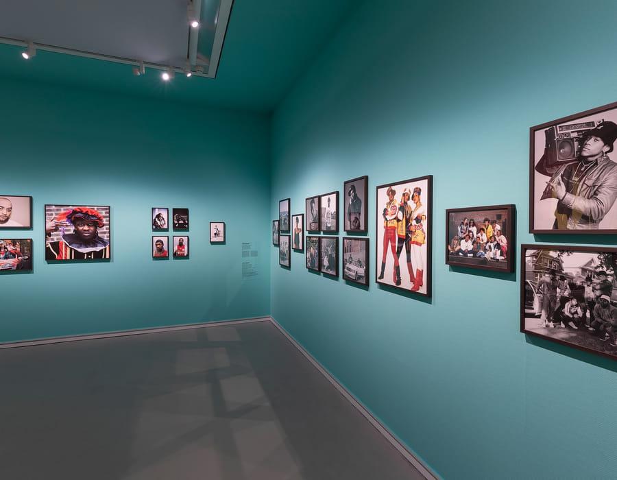 v.l.n.r.: Collectie foto’s Ilja Meefout, bruikleen kunstenaar en collectie foto’s Janette Beckman, bruikleen FOAM. Foto: Heinz Aebi.