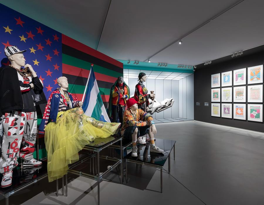 v.l.n.r.: Vibin’ through Time van Isis Vaandrager in samenwerking met Navin Thakoer, Isis Vaandrager, Ichiban van Boris Tellegen (Delta), bruikleen kunstenaar en diverse Bboy Extravaganza posters Paradiso van Niels ‘Shoe’ Meulman en Angel, bruikleen Niels ‘Shoe’ Meulman. Foto: Heinz Aebi.