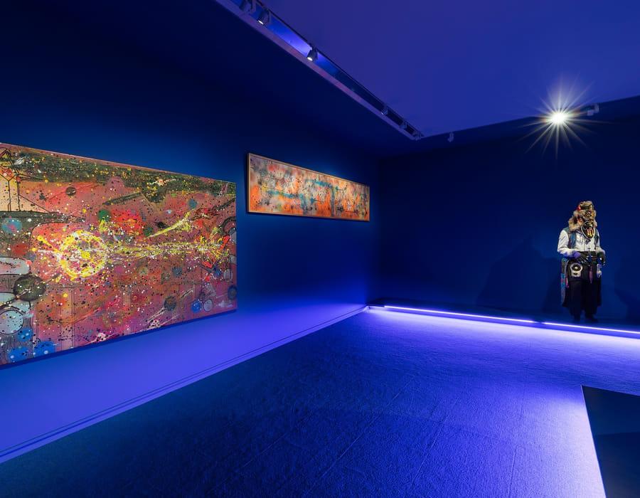 v.l.n.r.: Future Futurism van Rammellzee, bruikleen Yaki en Tilly Cornblit, Ominous Fire Below van Rammellzee, aankoop Kornblit Gallery en Shun U van Rammellzee, bruikleen David Fouks. Foto: Heinz Aebi.