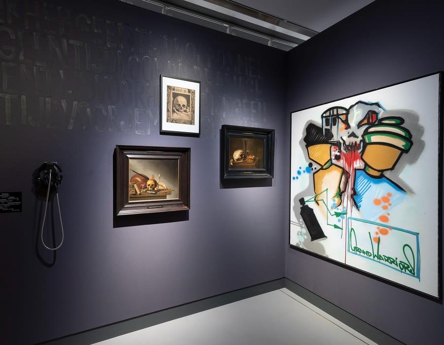 v.l.n.r.: Vanitas Stilleven van Harmen Steenwijck, legaat Mr. W. G. Gzn. Bakker, Vanitasstilleven met doodskop van Jan Saenredam (graveur) en Abraham Bloemaert (ontwerper), collectie Groninger Museum, Stilleven met doodskop bij glas, zandloper en lamp (toegeschreven aan) Pieter Symonsz. Potter, legaat Mr. W. G. Gzn. Bakker en Grand Warriors van Dondi, schenking Henk en Leonie Pijnenburg. Foto: Heinz Aebi.